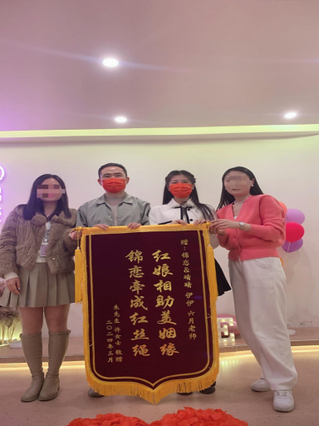 第一次见面就锁定了，他们手拉手来办恋爱撤档